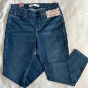 NWT Levi's Totally Shaping Pull-On Skinny Jeans Sz 12s W31 L28